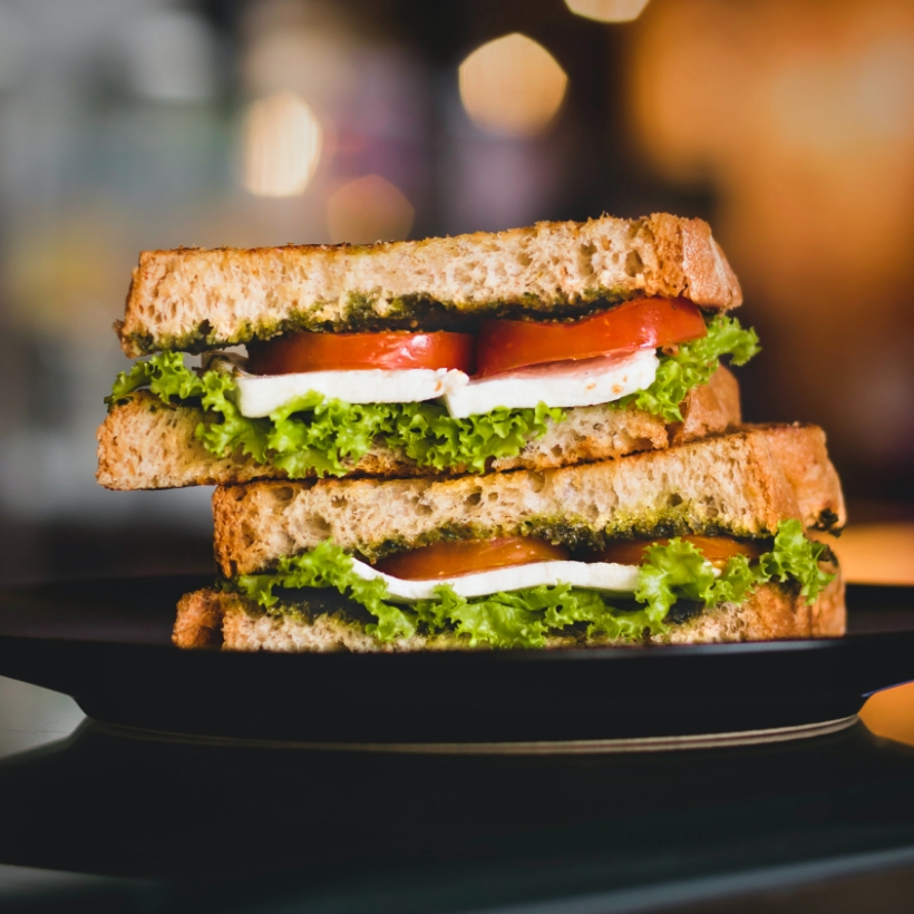 Image contexte Maison des sables, sandwich coupé, avec tomate, mozzarella et salade, vue de face