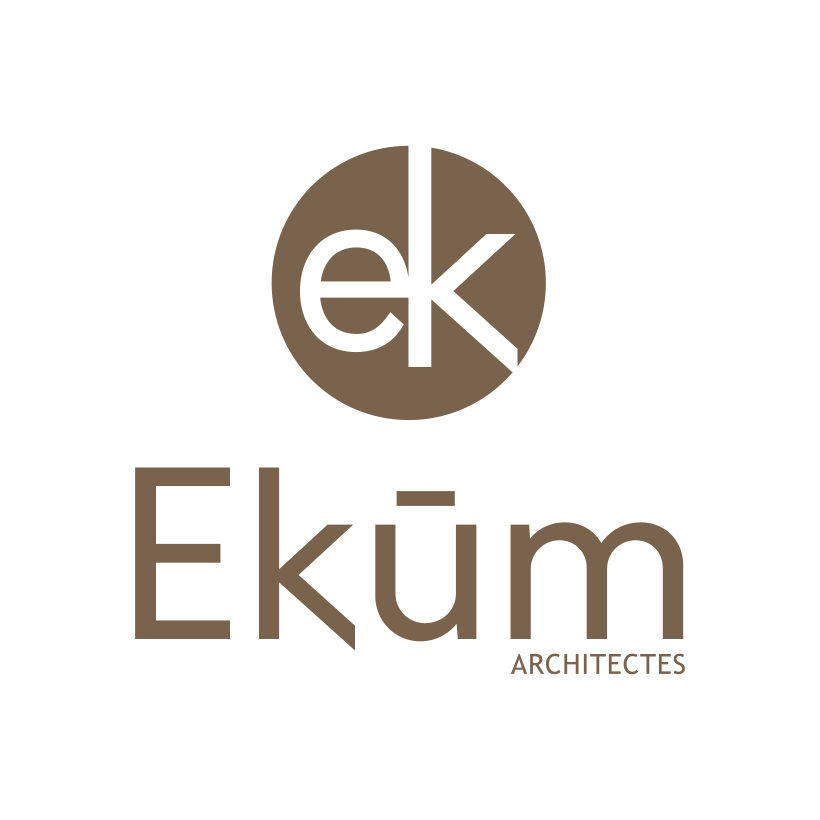 Logo Ekum Architectes, brun, sur fond blanc