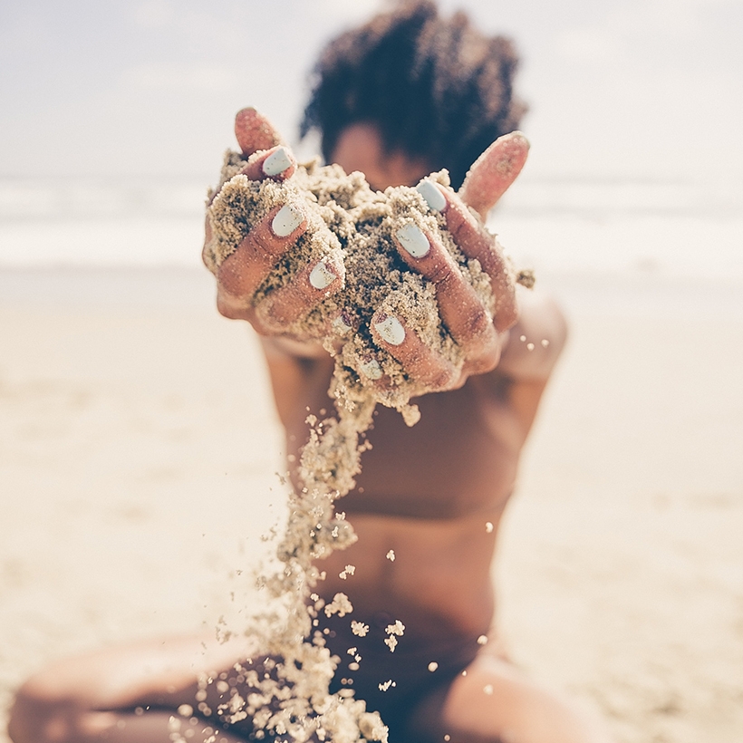 Image contexte Tropic Kiss, jeune fille jouant avec du sable