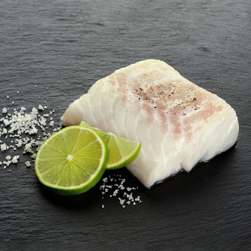 Photo culinaire Compagnie des pêches Saint Malo, poisson blanc, citron vert, gros sel, sur une ardoise