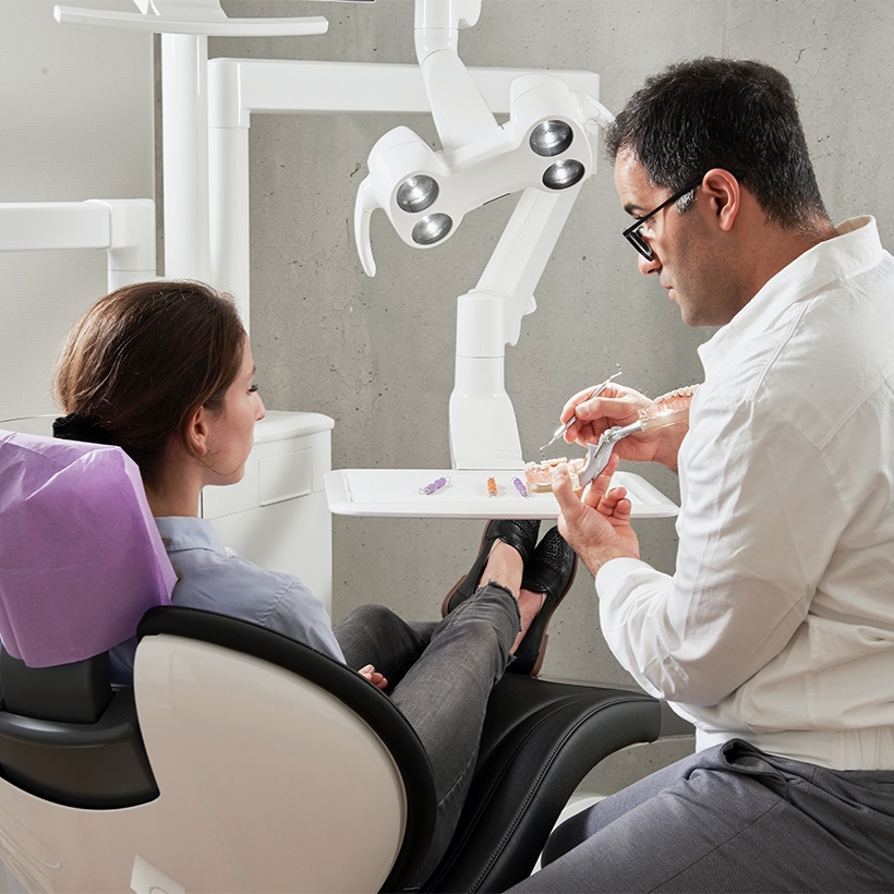 Image contexte, CYOS, dentiste et patiente assise sur un siège