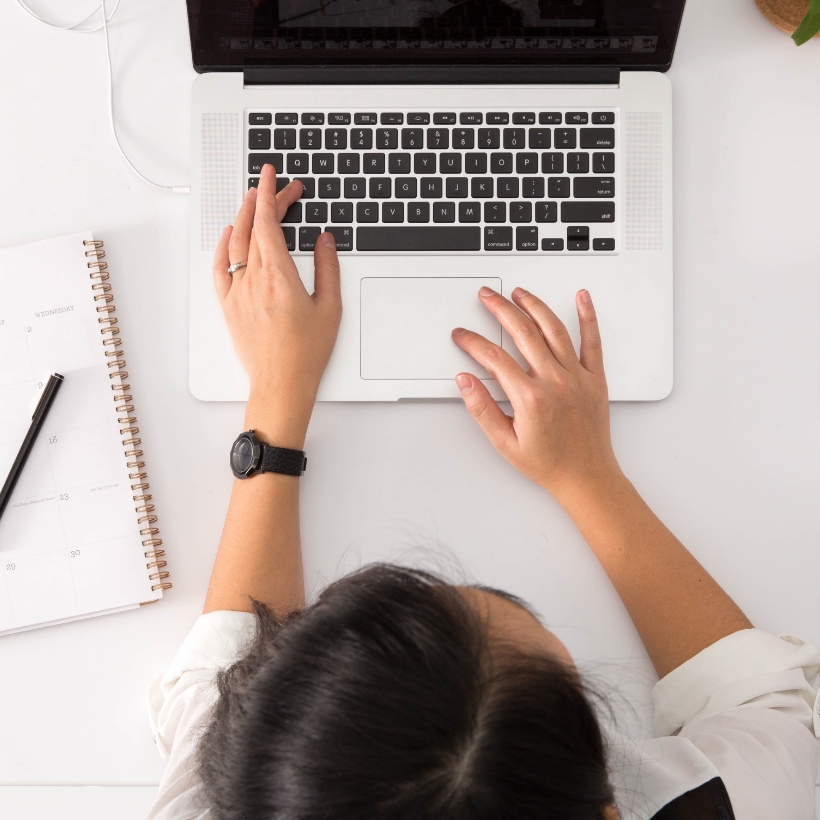 Image contexte Cabinet De Charry, jeune femme travaillant sur un ordinateur portable