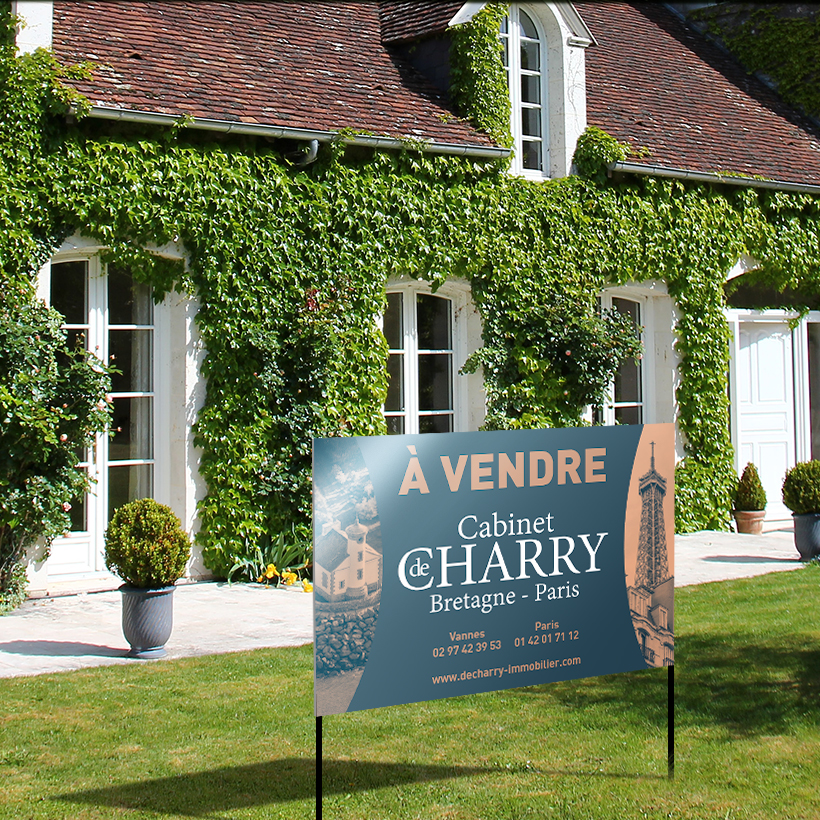 Panneau de vente Cabinet De Charry, devant une maison, à vendre