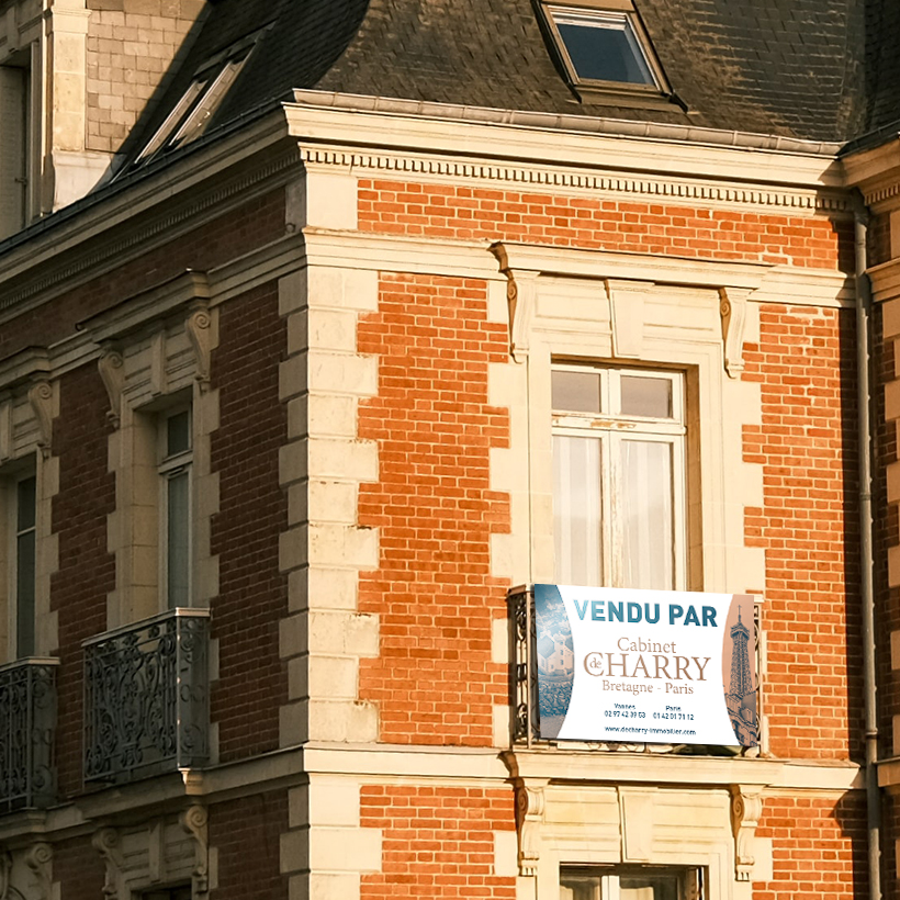 Panneau de vente Cabinet De Charry, à une fenêtre d’immeuble, vendu par