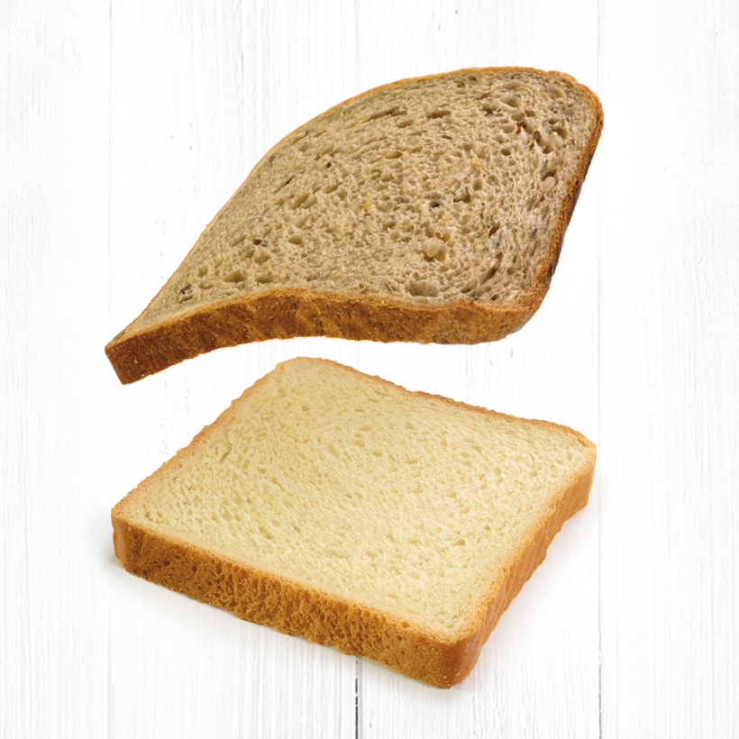 Photo culinaire pain de mie classique et pain de mie nature Big’In, deux tranches sur fond bois blanc