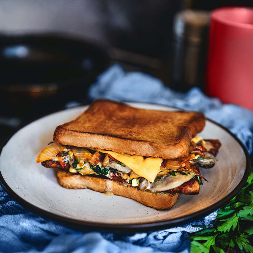 Image contexte, sandwich canadien Big’In, dans une assiette blanche, sur une table
