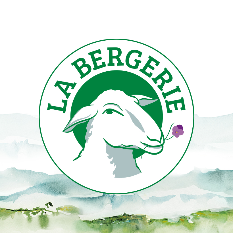Logo La Bergerie, sur paysage de Lozère en aquarelle