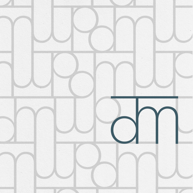 Motif du monogramme Tadamm Architecture, gris et bleu foncé sur fond blanc