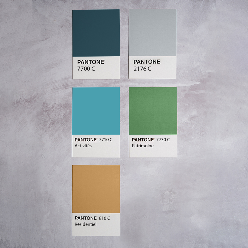 Gamme chromatique Tadamm Architecture, touches Pantone bleu foncé, gris, bleu, vert et brun