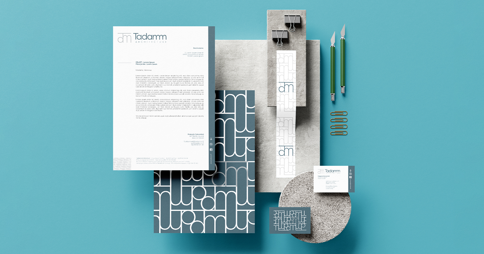 Ensemble de papeterie Tadamm Architecture, papier à lettre, carte de visite, stylos, sur fond bleu
