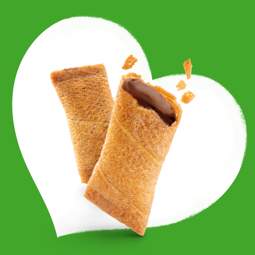 Photo culinaire produit Gavottes Cœur cacao noisette, deux gâteaux dont l’un ouvert avec le chocolat qui coule, en arrière plan un cœur blanc sur fond vert