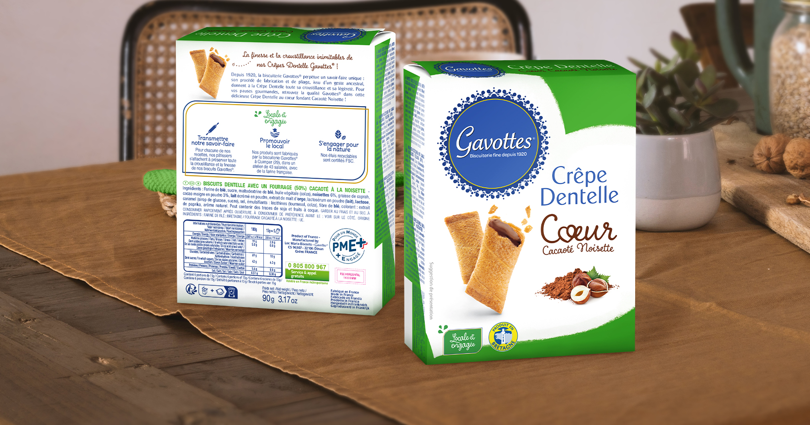 Photo instant de consommation Gavottes Cœur cacao noisette Locmaria, un packaging de face et un de dos sont posés sur une table de salle à manger