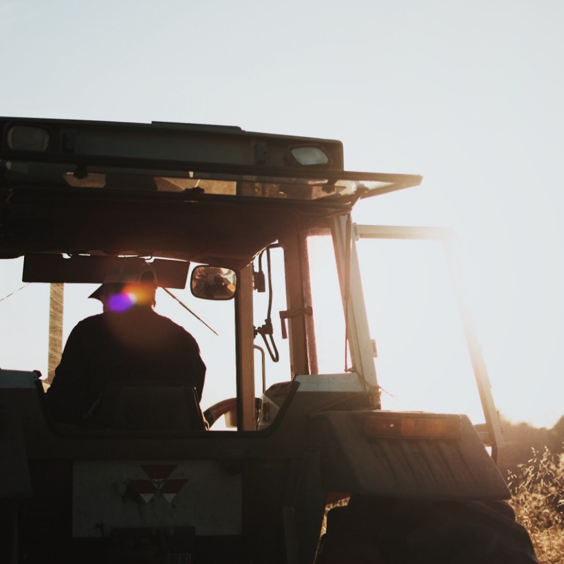Image contexte Koppert, tracteur dans un champ, lumière du matin