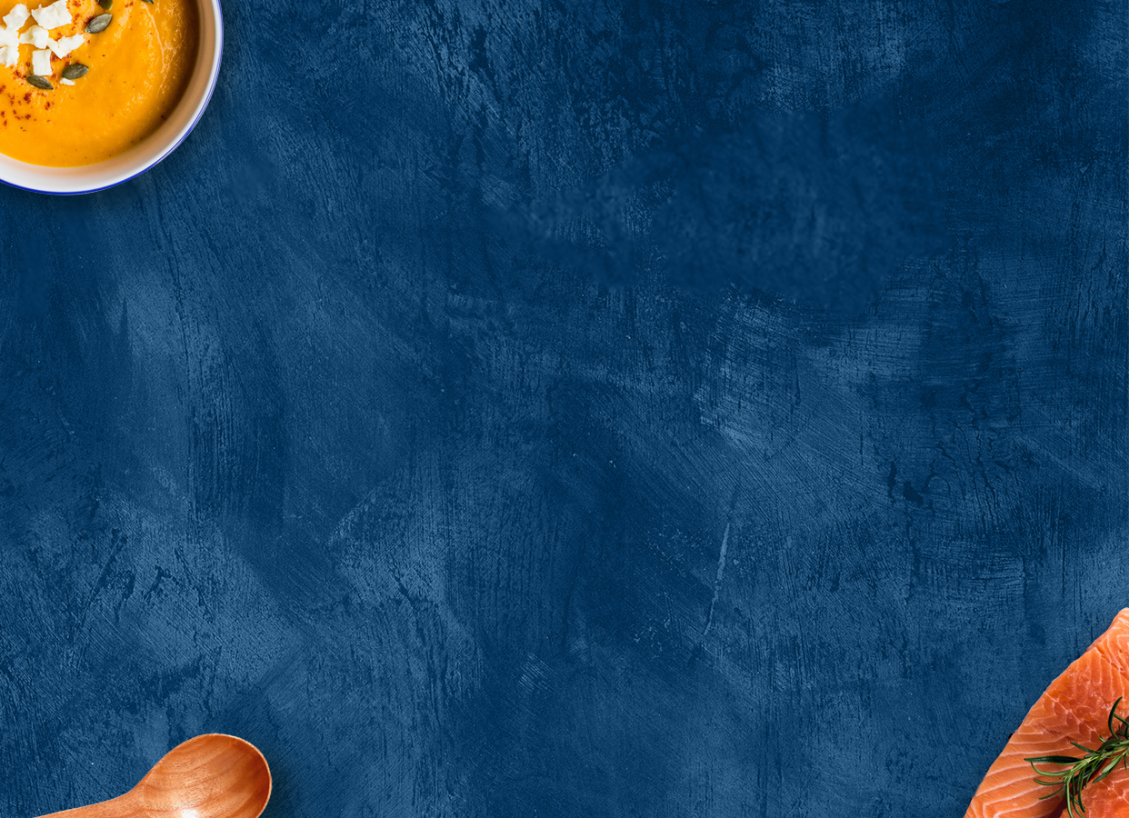 Illustration d’ambiance L’ile bleue, plan de travail bleu, avec saumon, soupe et cuillère en bois