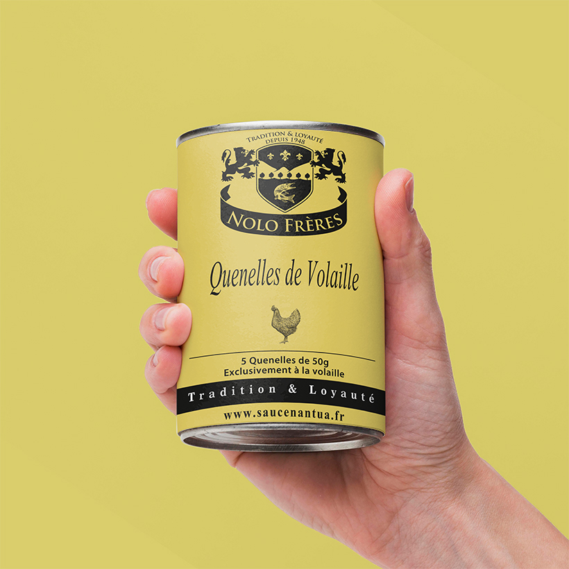 Packaging Nolo Frères, quenelles en conserve, tenue dans une main, sur fond jaune