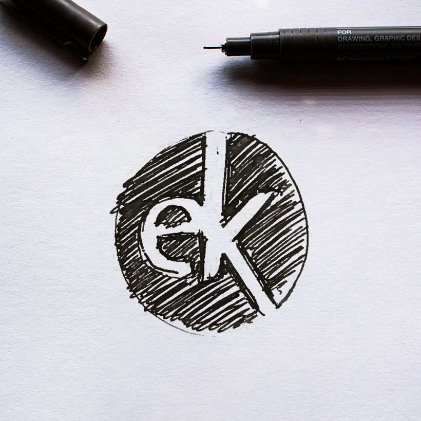 Esquisse logo Ekum Architectes, au feutre noir, sur papier blanc