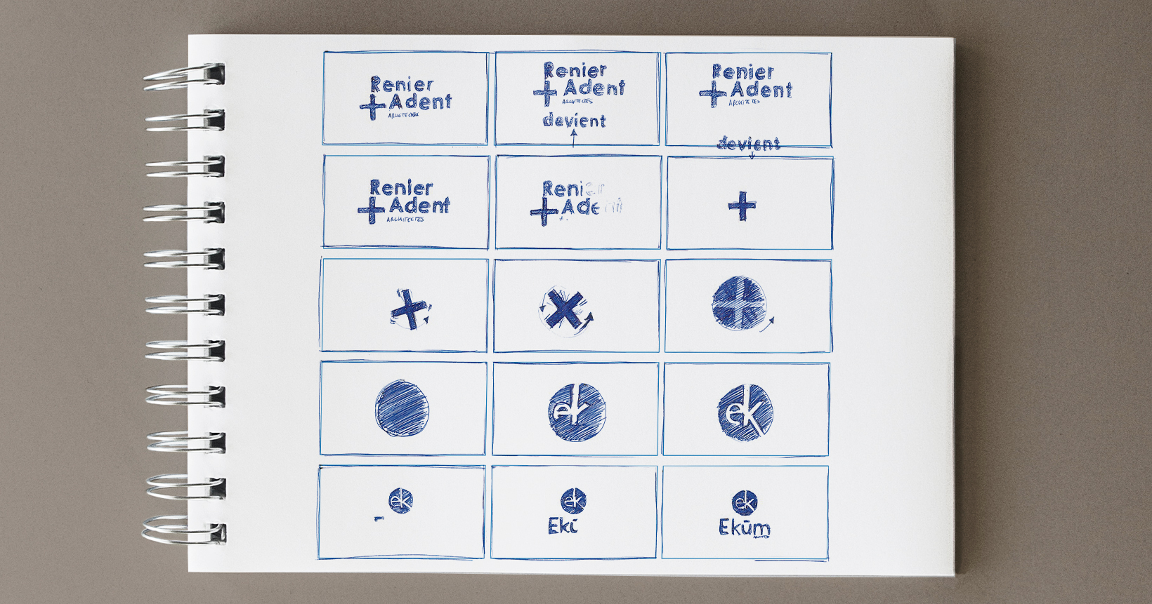 Esquisse storyboard animation logo Ekum Architectes, au stylo bleu, sur carnet à spirales