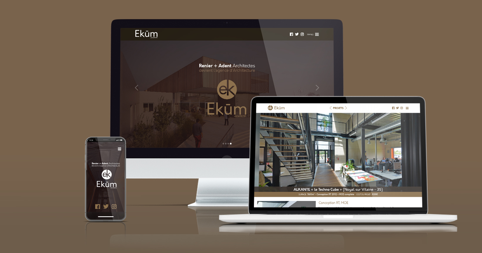 Site internet mobile, ordinateur et tablette Ekum Architectes, sur fond brun, vue de face