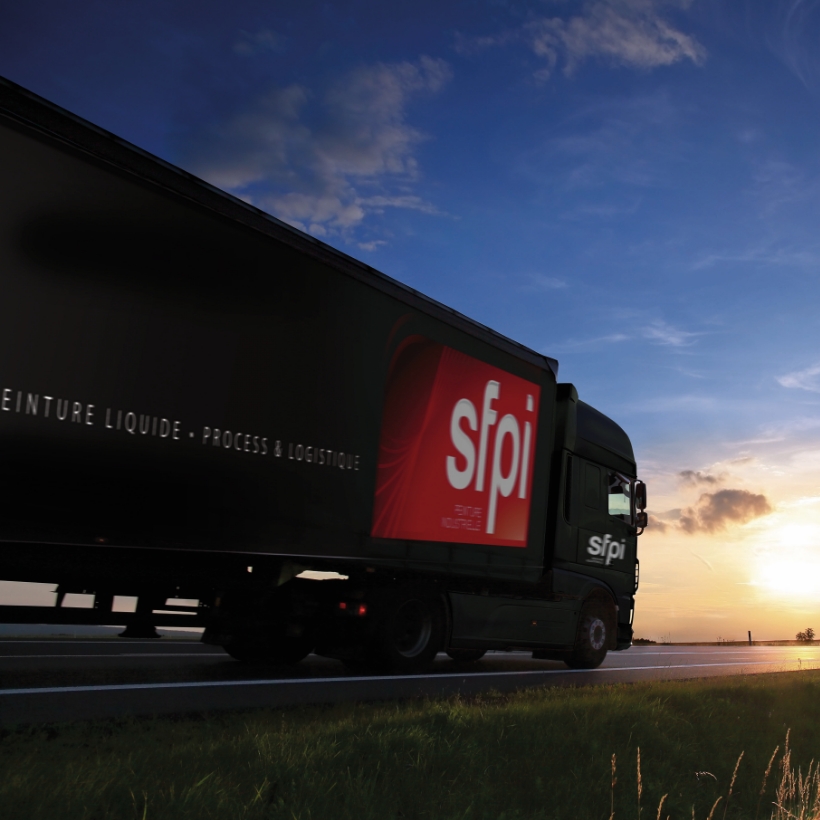 Habillage de camion Émeraude Participations, SFPI, camion qui roule, au lever du soleil