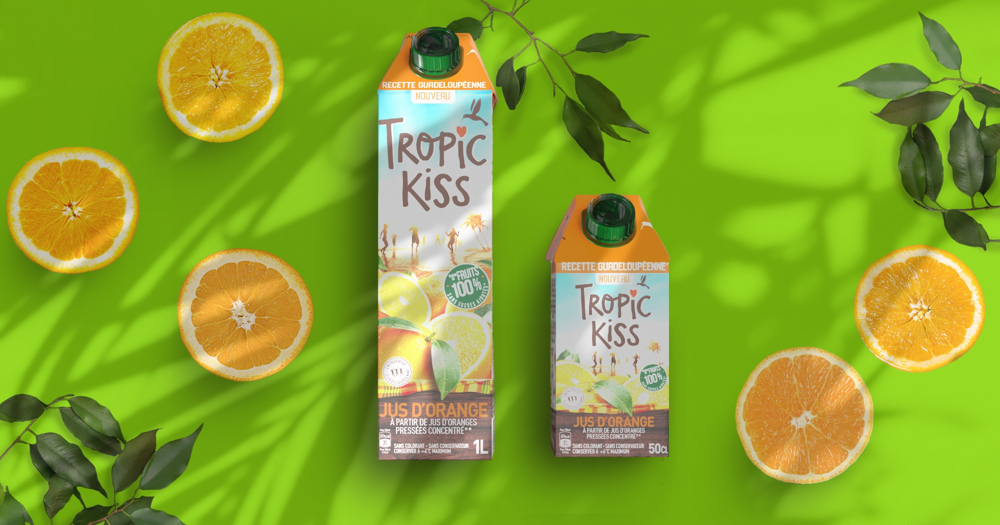 Gamme de packagings Tropic Kiss, vue de dessus, sur fond vert, avec des oranges et des feuilles vertes