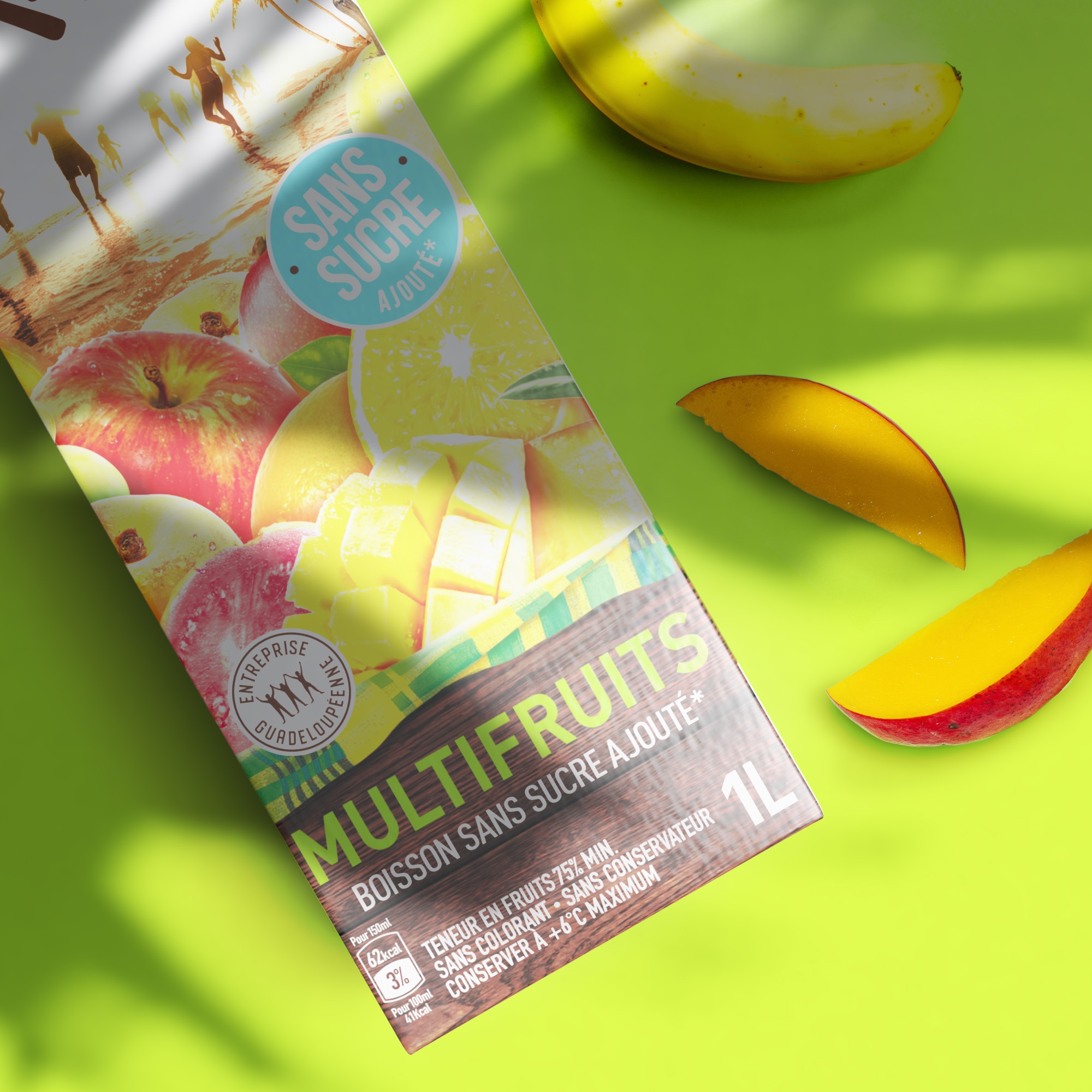 Gros plan packaging Tropic Kiss, jus multifruits, vue de dessus, sur fond vert, avec une banane et des quartiers de pêche