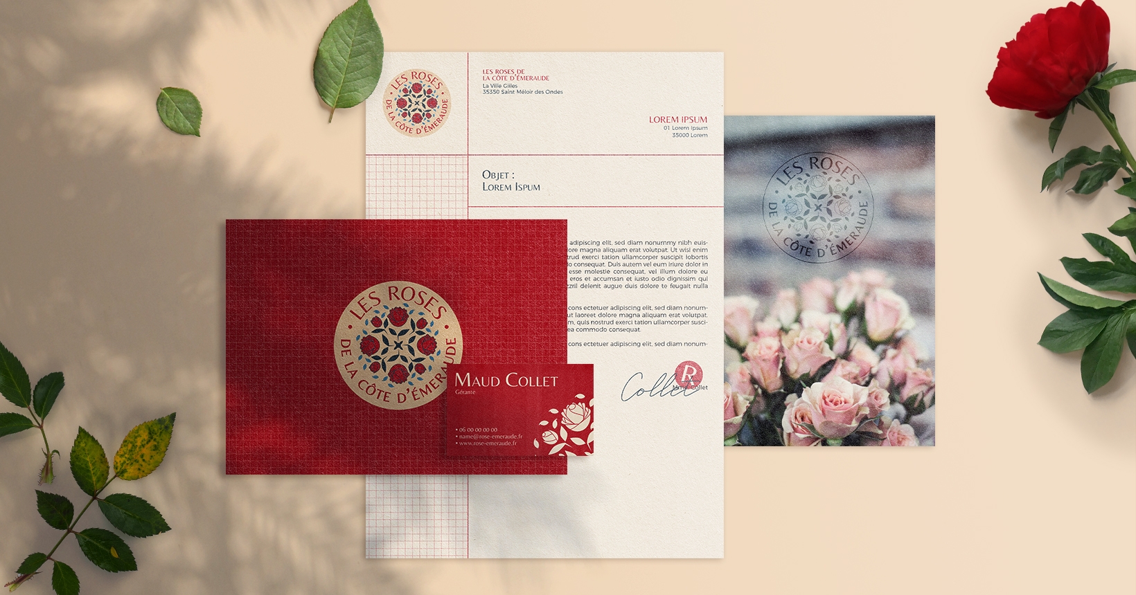Ensemble de papeterie Roses de la cote d’emeraude, carte de visite, papier à lettre et carte, sur fond beige, avec une rose et des feuilles vertes