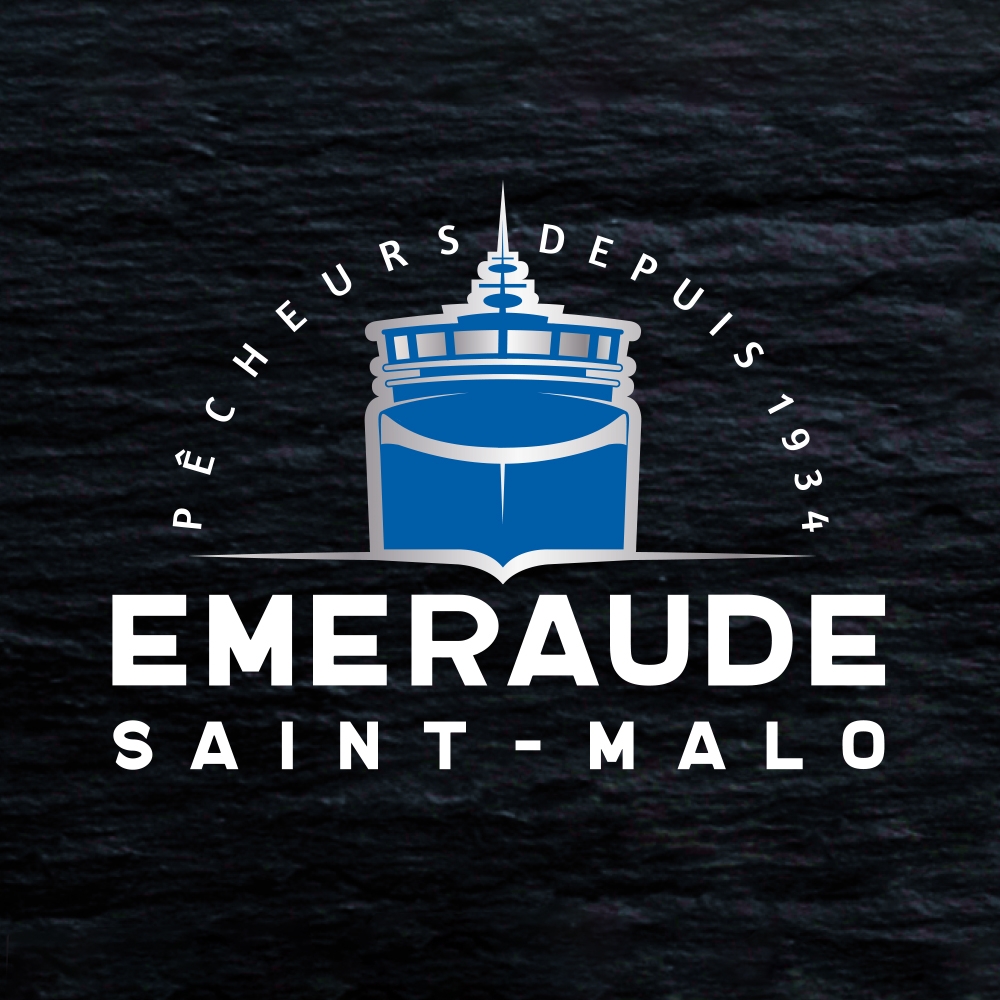 Logo Émeraude, sur fond maritime