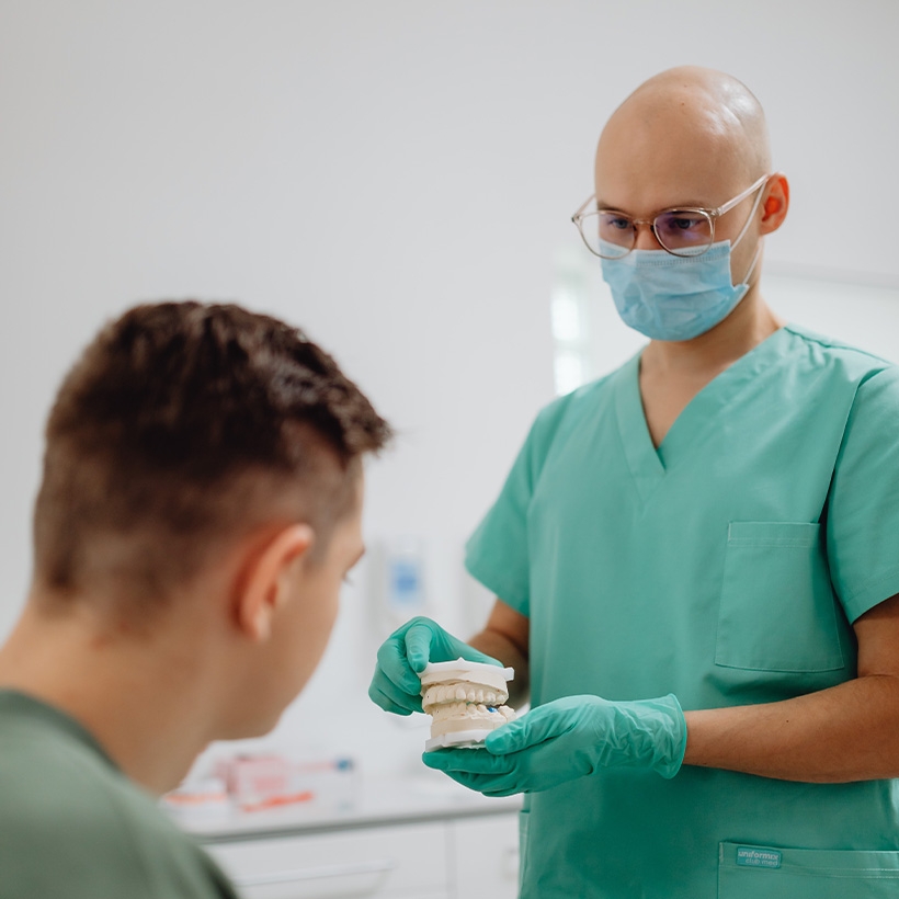 Image contexte CYOS dentiste et son patient, vue de face