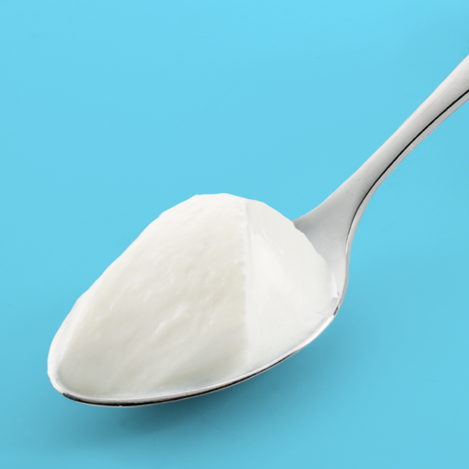 Cuillère de yaourt au lait de brebis bio nature et application sur un packaging de yaourt