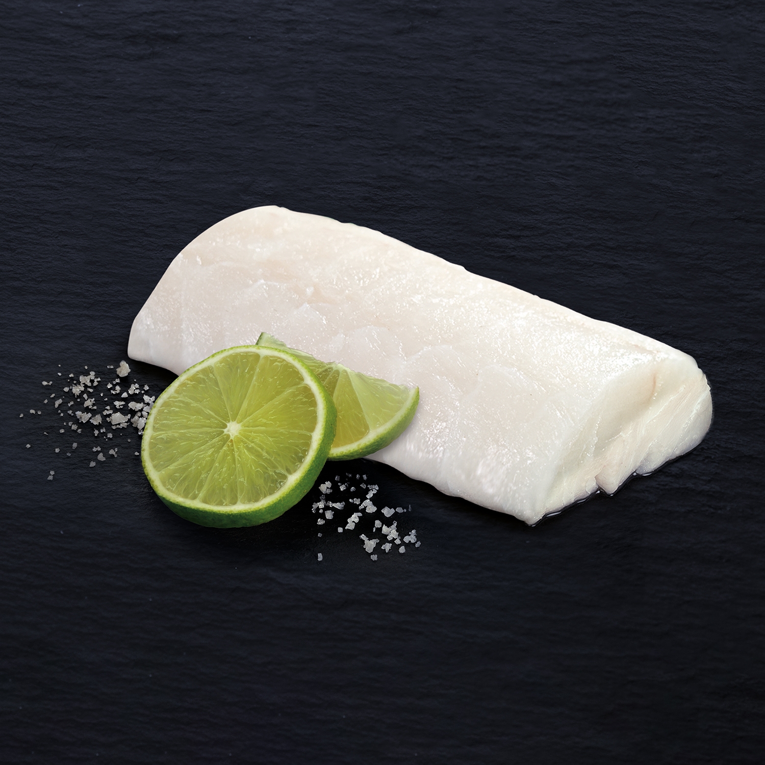 Photo produit poisson dos de cabillaud et tranches de citron vert, sur fond ardoise, et application sur un packaging