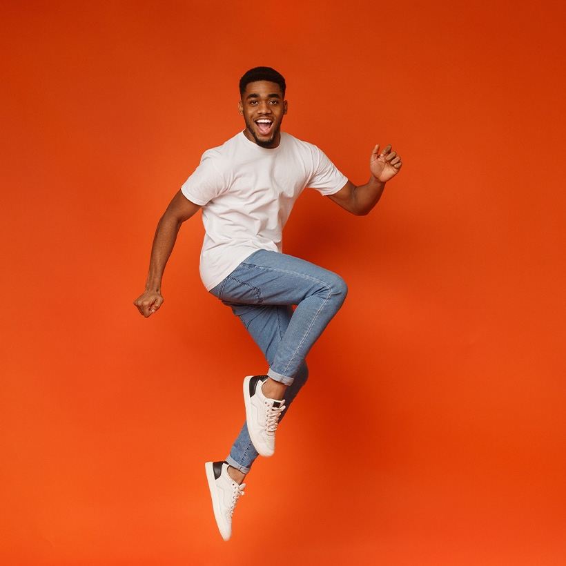 Image contexte Laïta homme sportif qui saute, sur fond orange