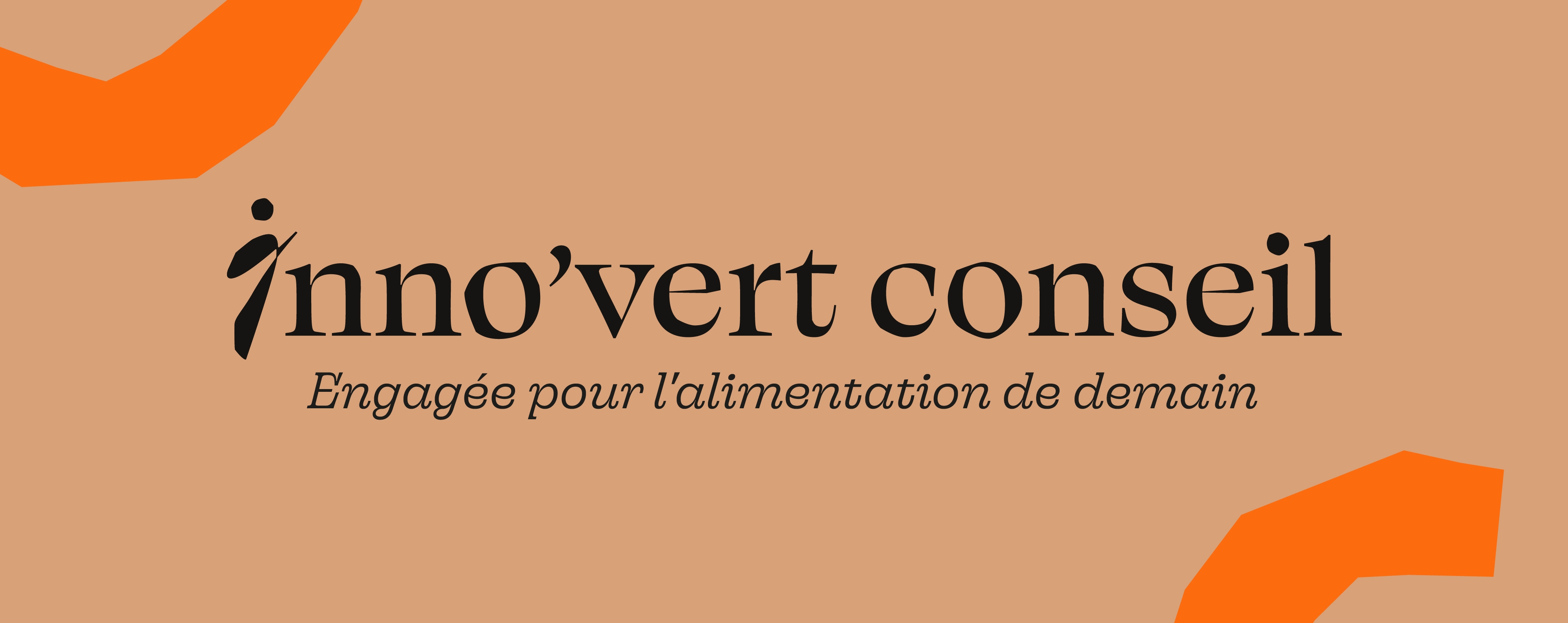 Logo Inno’vert Conseil en noir sur fond beige avec motif orange.