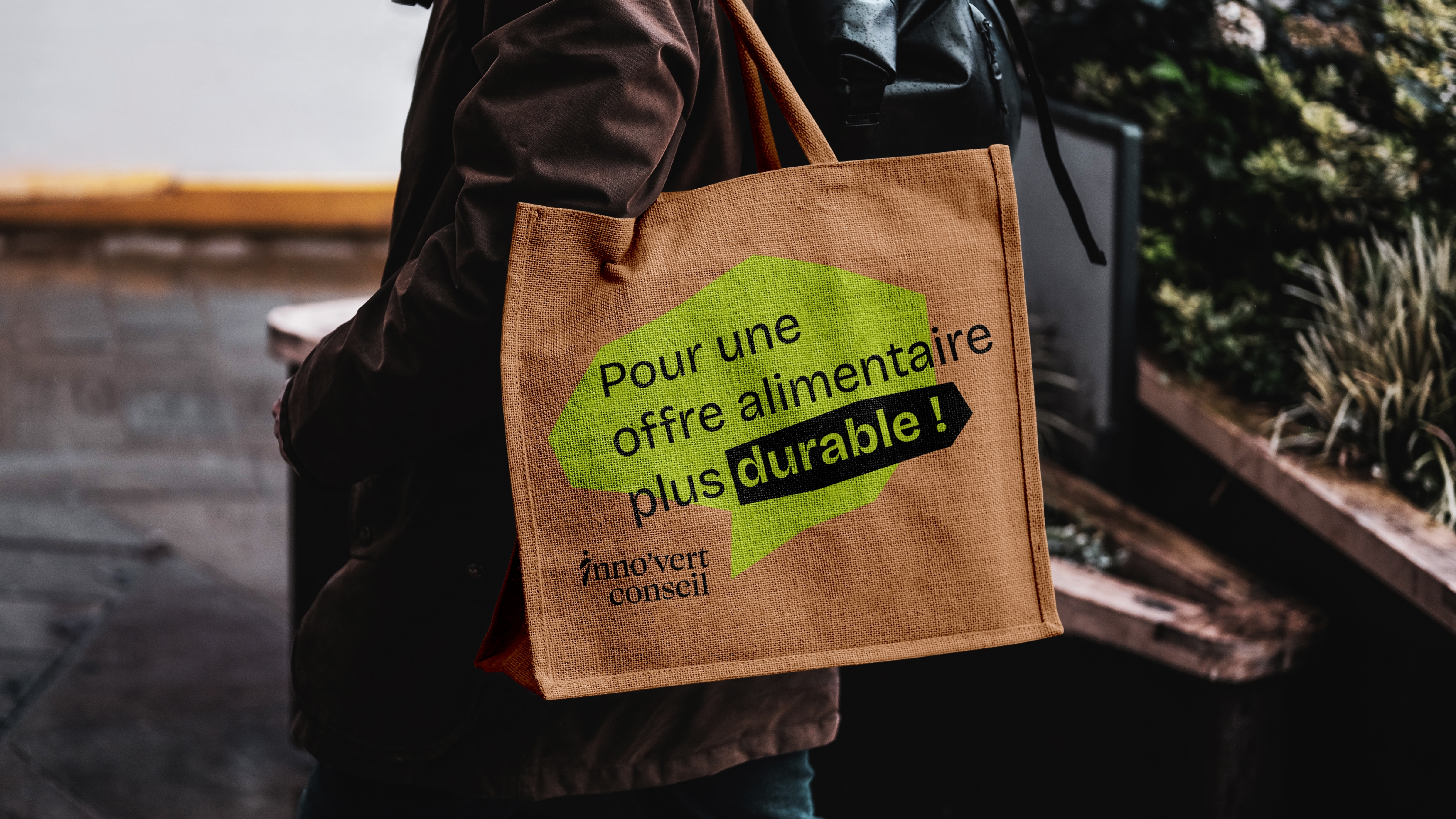 Mockup de tote bag avec écrit ”pour une offre alimentaire plus durable”